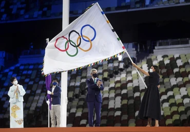 Lá cờ Olympic được trao cho đại diện của Paris trong lễ bế mạc Olympic Tokyo 2020. (Ảnh: Reuters)