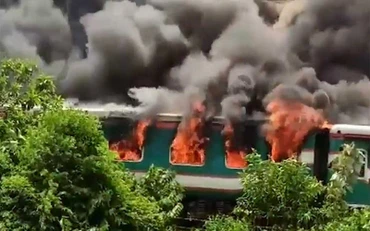 Đám cháy thiêu rụi 2 toa tàu nhanh Parabat Express. (Ảnh: bdnews24.com)