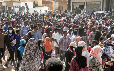 Người dân tham gia biểu tình yêu cầu chuyển tiếp sang chính quyền dân sự tại Sahafa, ngoại ô Khartoum, Sudan, ngày 25/12/2021. (Ảnh: AFP/TTXVN)