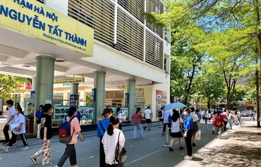 Tại kỳ thi vào lớp 10 Trường THCS và THPT Nguyễn Tất Thành ngaỳ 19/6. Ảnh: NTTHNUE