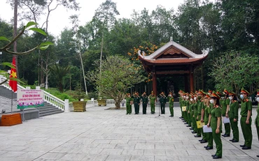 Ðoàn Thanh niên và Hội Phụ nữ Cục Cảnh sát quản lý hành chính về trật tự xã hội (Bộ Công an) tổ chức lễ báo công dâng Bác tại Khu di tích K9, tháng 3/2022. (Ảnh Ngọc Hà) 