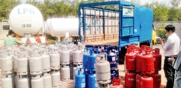 Cơ quan chức năng thành phố xử lý một cơ sở sang, chiết gas trái phép.