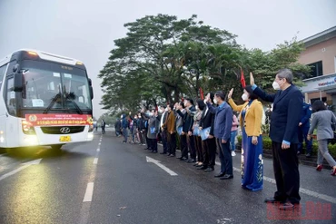 Lãnh đạo Liên đoàn Lao động thành phố Hà Nội tiễn công nhân về quê ăn Tết.