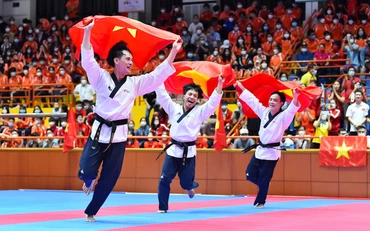 Trần Hồ Duy, Nguyễn Đình Khôi, Nguyễn Thiên Phụng ăn mừng sau khi giành Huy chương Vàng nội dung Quyền tiêu chuẩn đồng đội nam.