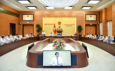Phiên họp thứ 11 Ủy ban Thường vụ Quốc hội xem xét việc dự kiến phương án phân bổ vốn ngân sách trung ương giai đoạn 2021-2025 và năm 2022 cho các bộ, cơ quan trung ương và địa phương thực hiện 3 Chương trình mục tiêu quốc gia.(Ảnh Duy Linh)