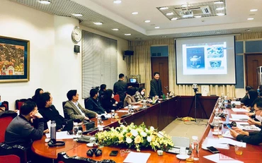 PGS.TS Bùi Minh Trí trình bày về gốm sứ ngự dụng phát hiện tại Hoàng thành Thăng Long. (Ảnh: THU HẰNG)