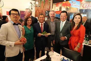 Tổng lãnh sự Việt Nam tại bang New South Wales, bang Nam Australia và bang Queensland và Trưởng cơ quan Thương vụ Việt Nam tại Australia tiếp thị nhãn và thanh long Việt Nam tới các hội viên của Hội đồng Kinh doanh Nam Australia-Việt Nam. (Ảnh: TTXVN)