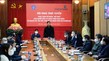 Hội nghị trực tuyến trao tặng sổ bảo hiểm xã hội, thẻ bảo hiểm y tế cho người dân có hoàn cảnh khó khăn.