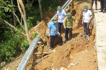 Tổng cục trưởng Phòng chống thiên tai kiểm tra đoạn sạt lở ngày 25/8 (Ảnh: Tổng Cục Phòng chống thiên tai)
