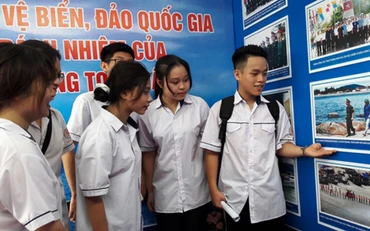 Học sinh tham quan triển lãm
