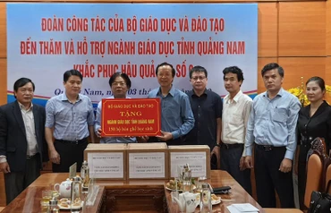 Trao tặng trang thiết bị, sách vở tới bốn tỉnh miền trung