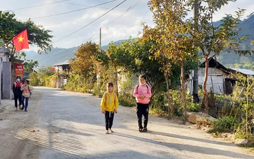 Xây dựng nông thôn mới đã mang lại diện mạo tươi sáng cho bản làng vùng cao Nà Tâu, xã Ngọc Chiến, huyện Mường La (Sơn La).