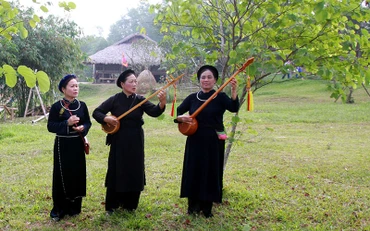 Trình diễn Then. Ảnh: KHIẾU MINH