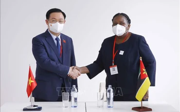 Chủ tịch Quốc hội Vương Đình Huệ tặng quà lưu niệm Chủ tịch Quốc hội Mozambique. (Ảnh: TTXVN) 