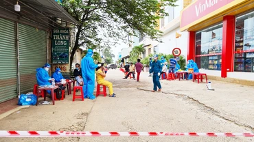 Khẩn trương lấy mẫu xét nghiệm cho người dân tại xã Trà Bá (thành phố Pleiku, Gia Lai).