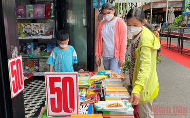 Nhiều phụ huynh dẫn con đến Đường Sách để tìm mua sách mới.