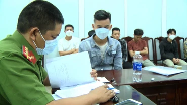 Công an tỉnh Thừa Thiên Huế vừa đấu tranh, bắt giữ nhóm 9 đối tượng có hành vi “tổ chức đánh bạc” và “đánh bạc”.