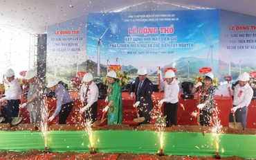 Các đại biểu tiến hành thủ tục động thổ khởi công xây dựng công trình.