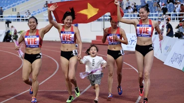 Nguyễn Thị Huyền (thứ hai, từ trái sang) và Quách Thị Lan (ngoài cùng, bên phải) là những niềm kỳ vọng vàng tại ASIAD sắp tới.