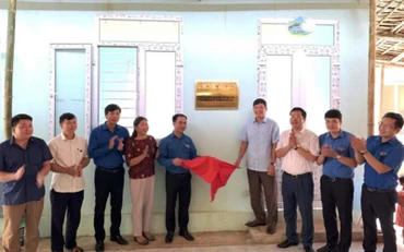 Các đại biểu kéo băng khánh thành công trình điểm Trường mầm non khu Sỏi - Bìn.