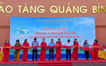 Các đại biểu cắt băng khai mạc trưng bày và triển lãm sách, ảnh “65 năm Quảng Bình làm theo lời Bác Hồ dạy”.