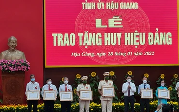 Trao Huy hiệu Đảng cho các đồng chí cao niên tuổi Đảng.