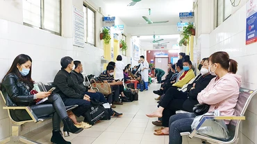 Nhiều bệnh viện luôn trong tình trạng quá tải khám, chữa bệnh. Ảnh: HẢI NAM