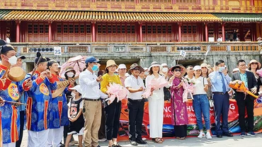 Khách du lịch đến Huế tăng mạnh trong mùa hè năm nay.