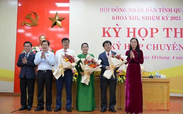 Lãnh đạo tỉnh Quảng Ngãi tặng hoa chúc mừng các đồng chí được bầu giữ chức vụ mới. 