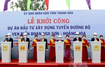 Các đại biểu thực hiện Lễ động thổ khởi công dự án.