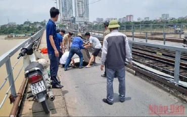 Lực lượng chức năng xử lý khu vực nền bị hư hỏng trên cầu Long Biên vào tháng 5/2022.