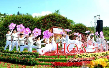 Tiết mục văn nghệ đắc sắc tại Lễ hội hoa hồng.
