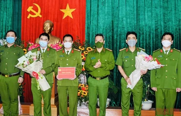 Lãnh đạo Công an Hải Phòng biểu dương, khen thưởng lực lượng Cảnh sát Kinh tế. (Ảnh: QUANG DŨNG)