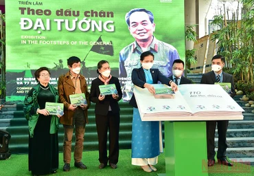 Các đại biểu cùng tác giả Nguyễn Thị Mỹ Dung thực hiện nghi lễ khai mạc triển lãm. Ảnh: Thành Đạt