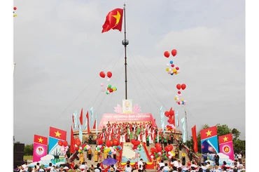 Nghi lễ Thượng cờ "Thống nhất non sông" tại Kỳ đài nằm bờ bắc của Khu di tích lịch sử quốc gia đặc biệt Đôi bờ Hiền Lương - Bến Hải.