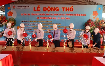 Chủ tịch Ủy ban nhân dân tỉnh Đồng Nai Cao Tiến Dũng và các đại biểu thực hiện nghi thức khởi công.