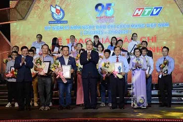 Đồng chí Nguyễn Thiện Nhân và lãnh đạo thành phố trao giải cho các tác giả đạt giải báo chí ở nhóm Chính luận và Công trình tập thể.