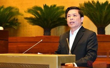 Bộ trưởng Giao thông vận tải Nguyễn Văn Thể trình bày Tờ trình về chủ trương đầu tư 3 dự án đường bộ cao tốc. (Ảnh: LINH NGUYÊN)