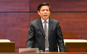 Bộ trưởng Giao thông vận tải Nguyễn Văn Thể giải trình, làm rõ một số ý kiến đại biểu Quốc hội nêu. (Ảnh: KHOA NGUYÊN)