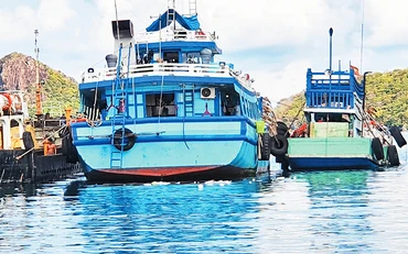 Tàu xả rác trực tiếp ra biển khiến cho cảng Bến Đầm trở thành điểm nóng về môi trường. Ảnh: WWF