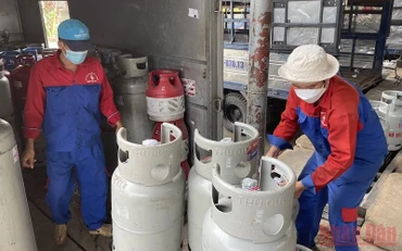 Giá gas tăng mạnh liên tiếp trong 2 tháng với tổng mức tăng 58.000 đồng/bình 12kg.