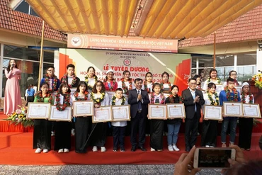 Các học sinh, sinh viên dân tộc thiểu số nhận Bằng khen. 