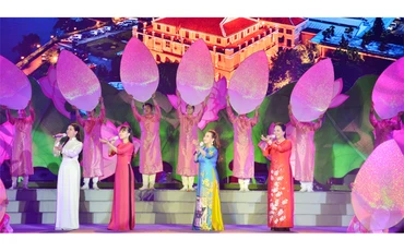 Chương trình nghệ thuật đặc biệt chào mừng Đại hội lần thứ XIII của Đảng tại TP Hồ Chí Minh. Ảnh: VÕ MẠNH HẢO