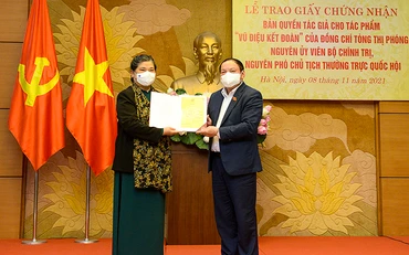 Bộ trưởng Văn hóa, Thể thao và Du lịch Nguyễn Văn Hùng trao Giấy chứng nhận đăng ký bản quyền tác giả tới nguyên Phó Chủ tịch Thường trực Quốc hội Tòng Thị Phóng (Ảnh: quochoi.vn).