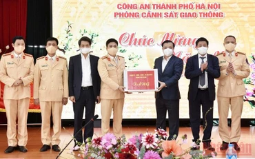 Đồng chí Đinh Tiến Dũng tặng quà cho lực lượng Cảnh sát giao thông Thủ đô.