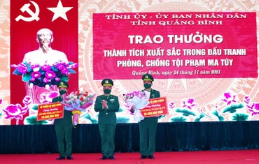 Bộ trưởng Quốc phòng tặng thưởng các đơn vị phá án.