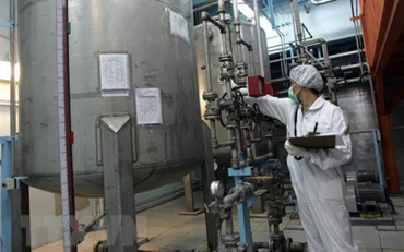 Kỹ thuật viên làm việc tại cơ sở hạt nhân Isfahan, cách thủ đô Tehran của Iran 420km về phía nam. (Ảnh: AFP/ TTXVN)