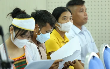 Các gia đình xúc động đọc quyết định hỗ trợ miễn phí.