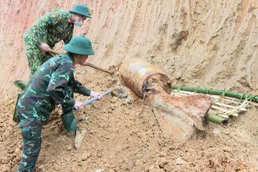 Công binh tỉnh Yên Bái tiếp cận xử lý bom tại xã Vũ Linh, huyện Yên Bình (Yên Bái).