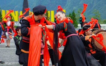 Lên Fansipan “chứng kiến” chuyện tình Tây Bắc giữa chàng Đỗ và nàng Quyên